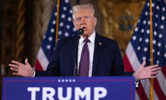 도널드 트럼프 미국 대통령 당선인이 7일(현지시간) 플로리다주 팜비치 마러라고에서 올해 첫 기자회견이자 당선 후 두 번째 기자회견을 하고 있다. <연합뉴스 제공>